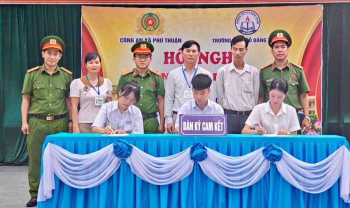 Đại diện giáo viên, học sinh nhà trường ký cam kết "nói không với ma túy".