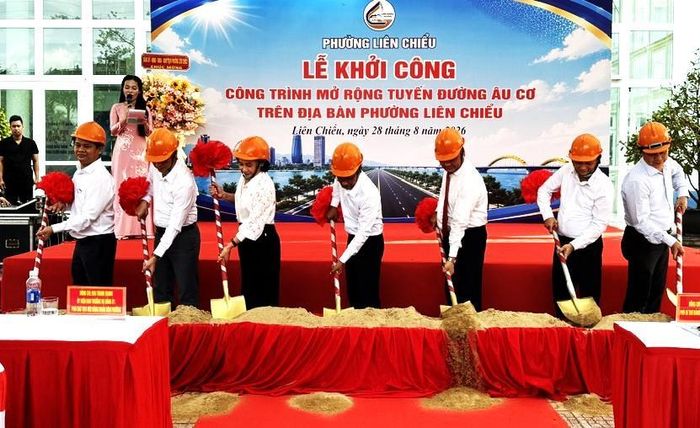 Các đại biểu thực hiện nghi thức khởi công Dự án.