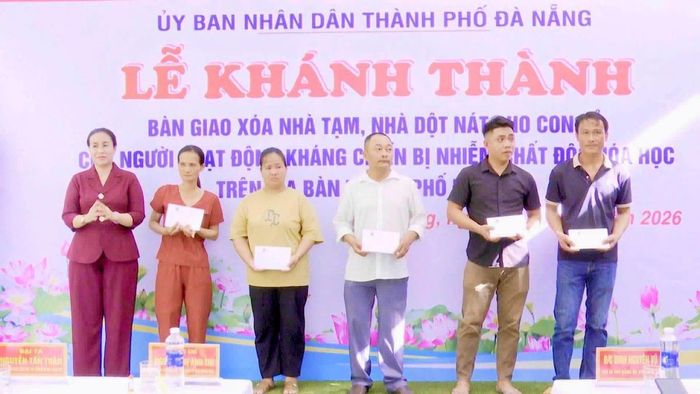 Lãnh đạo thành phố trao quà cho các hộ gia đình nạn nhân chất độc hóa học.