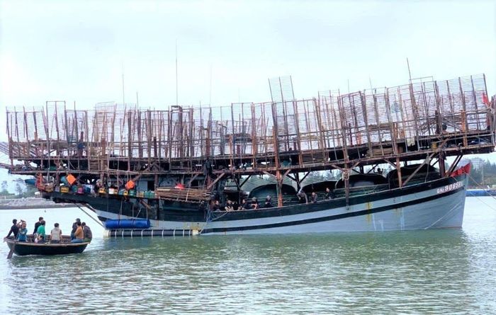 Tàu cá QNa 90859 TS bị nạn.