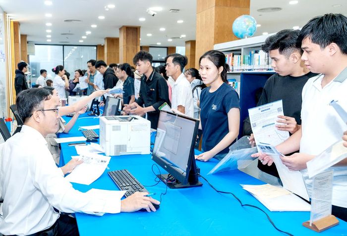  Thí sinh tìm hiểu thông tin xét tuyển bổ sung tại Trường ĐH Công thương TPHCM. Ảnh: THANH HÙNG 
