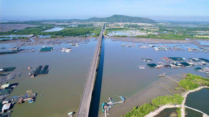  Những chiếc cầu bắc qua sông nối các địa phương với xã Long Sơn. Ảnh: MINH TUỆ 