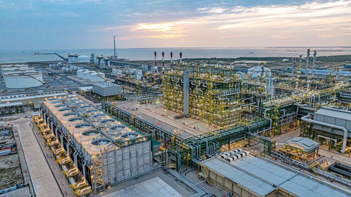  Dự án Tổ hợp Hóa dầu Long Sơn sáng rực. Ảnh: QUANG VŨ 