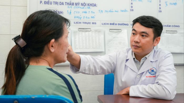  Bác sĩ thăm khám cho bệnh nhân gặp biến chứng thẩm mỹ. 