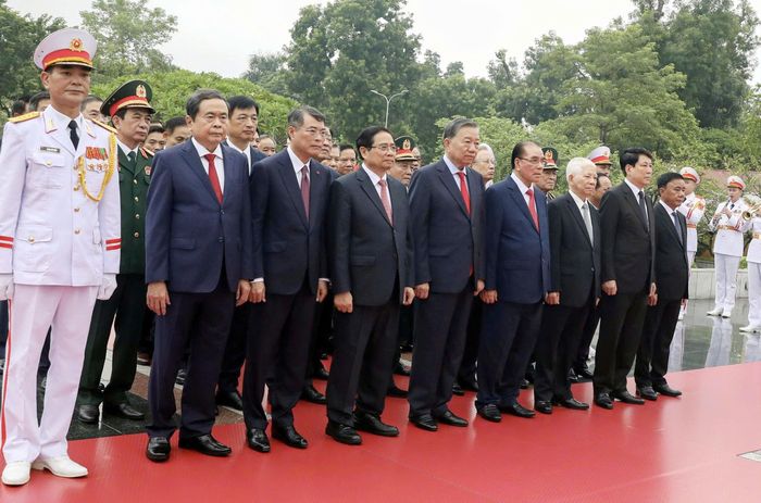 Các đồng chí lãnh đạo, nguyên lãnh đạo Đảng, Nhà nước, Quốc hội, Chính phủ, Ủy ban Trung ương MTTQ Việt Nam đặt vòng hoa tại Đài tưởng niệm các Anh hùng liệt sĩ trên đường Bắc Sơn, sáng 28-8. Ảnh: VIẾT CHUNG
