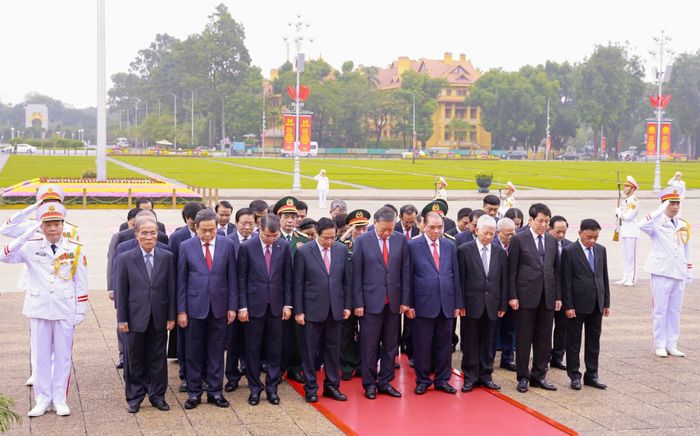 Các đồng chí lãnh đạo, nguyên lãnh đạo Đảng, Nhà nước, Ủy ban Trung ương MTTQ Việt Nam đặt vòng hoa và vào Lăng viếng Chủ tịch Hồ Chí Minh nhân dịp kỷ niệm 81 năm Quốc khánh Nước Cộng hòa xã hội chủ nghĩa Việt Nam, sáng 28-8. Ảnh: VIẾT CHUNG