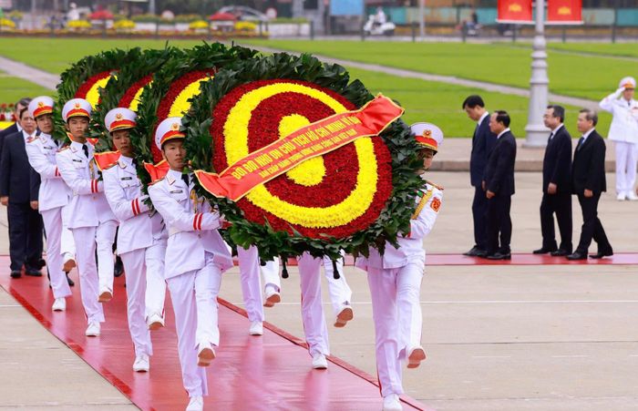 Đoàn đại biểu vào Lăng viếng Chủ tịch Hồ Chí Minh. Ảnh: VIẾT CHUNG