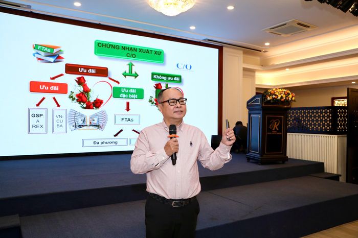  Ông Trần Ngọc Bình, Trưởng phòng Quản lý Xuất nhập khẩu khu vực TPHCM, trao đổi tại hội nghị. Ảnh: ÁI VÂN 