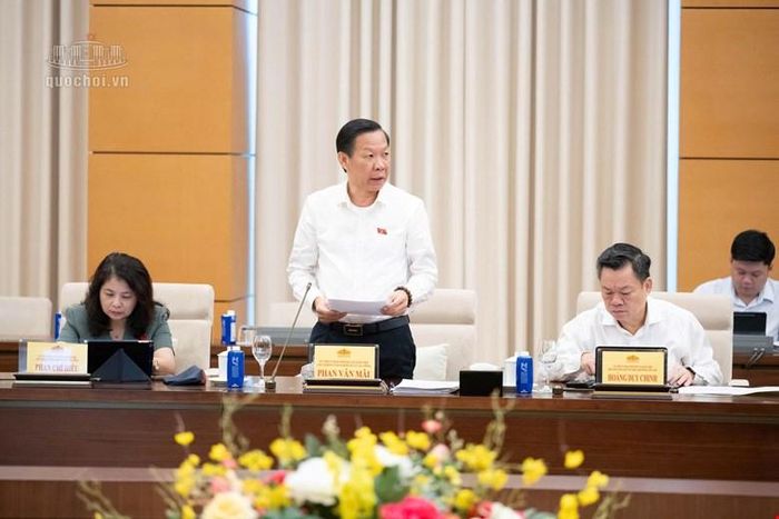  Chủ nhiệm Ủy ban Kinh tế và Tài chính Phan Văn Mãi trình bày báo cáo thẩm tra. Ảnh: Cổng thông tin điện tử Quốc hội 