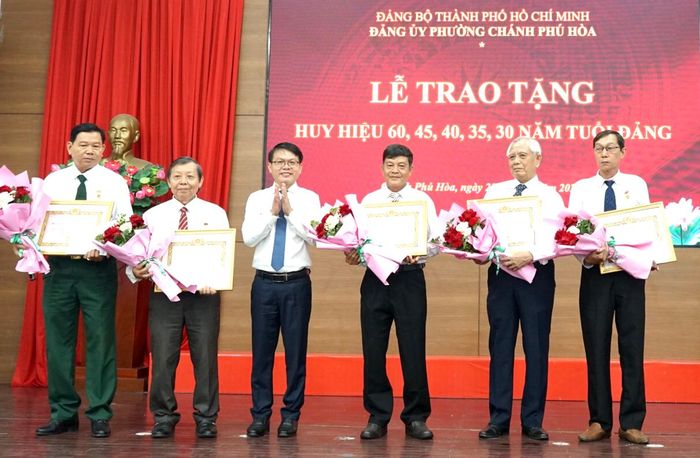  Lễ trao tặng huy hiệu Đảng cho các đảng viên 