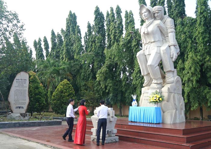 Trước khi diễn ra lễ kỷ niệm, các đại biểu đã đến dâng hương tại tượng đài nữ Liệt sĩ TNXP, Anh hùng Lực lượng vũ trang nhân dân Đoàn Thị Liên, người con ưu tú của quê hương ﻿Chánh Phú Hòa 