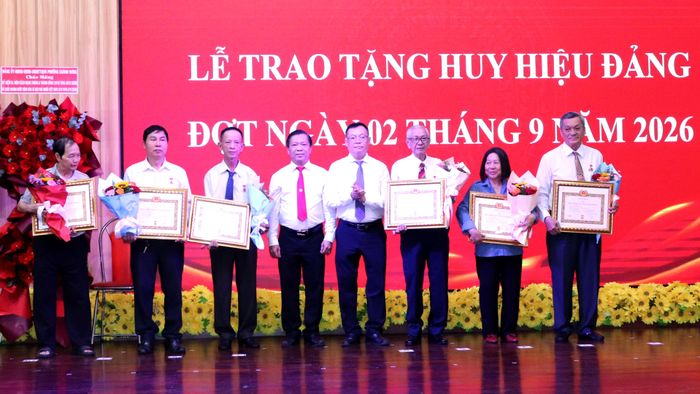  Lãnh đạo phường Chánh Hưng chúc mừng các đảng viên nhận Huy hiệu Đảng 