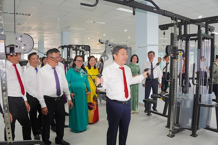  Đồng chí Dương Anh Đức kiểm tra thiết bị tập luyện. Ảnh: QUANG HUY 