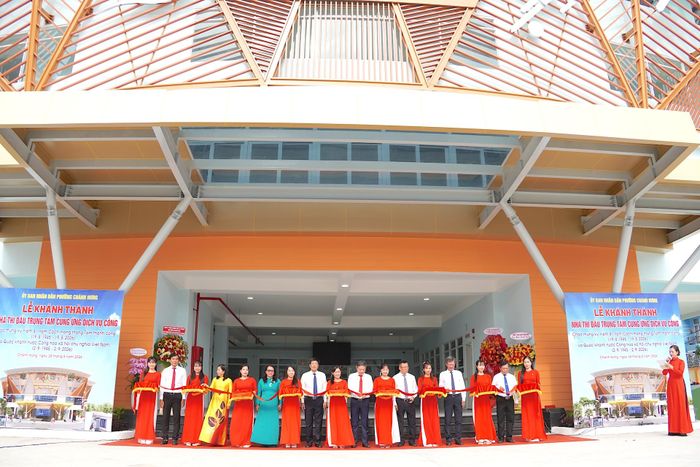  Các đại biểu cắt băng khánh thành Nhà thi đấu Trung tâm cung ứng dịch vụ công phường Chánh Hưng. Ảnh: QUANG HUY 