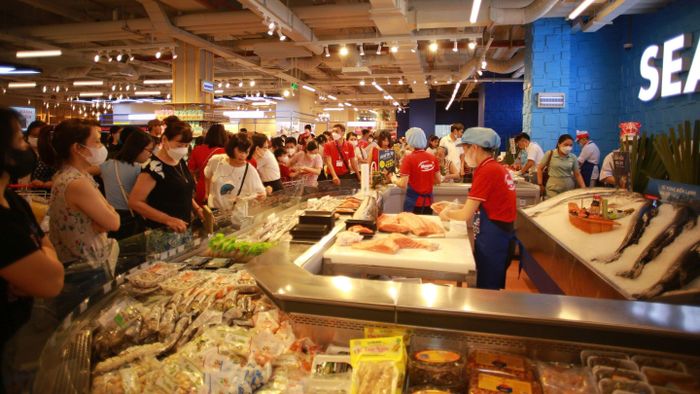  Người tiêu dùng mua sắm trước dịp nghỉ lễ tại hệ thống bán lẻ của WinCommerce 
