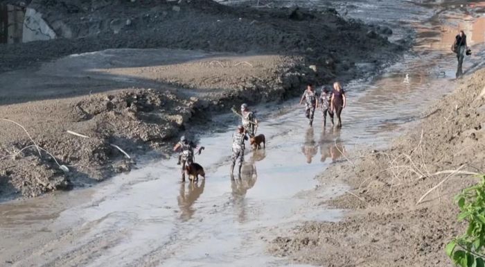 Tìm kiếm người mất tích tại Nepal. Ảnh: CNN