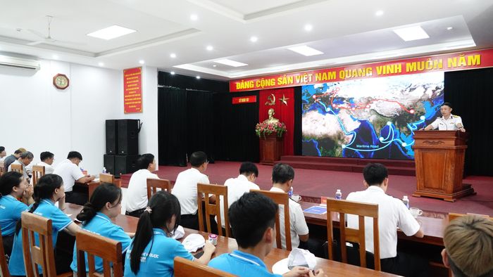  Đại diện﻿ Lữ đoàn 161 Vùng 3 Hải quân thông tin về biển, đảo. Ảnh: XUÂN QUỲNH 