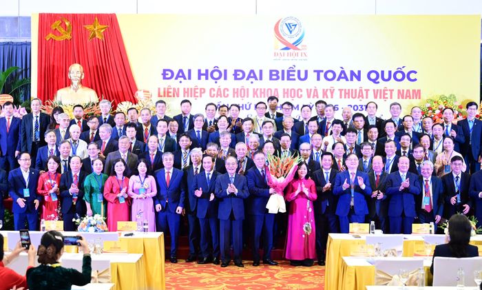  Đồng chí Bùi Thị Minh Hoài và các đại biểu tặng hoa, chúc mừng Ban Chấp hành VUSTA khóa IX, nhiệm kỳ 2026-2031 ra mắt. Ảnh: ĐỖ TRUNG 