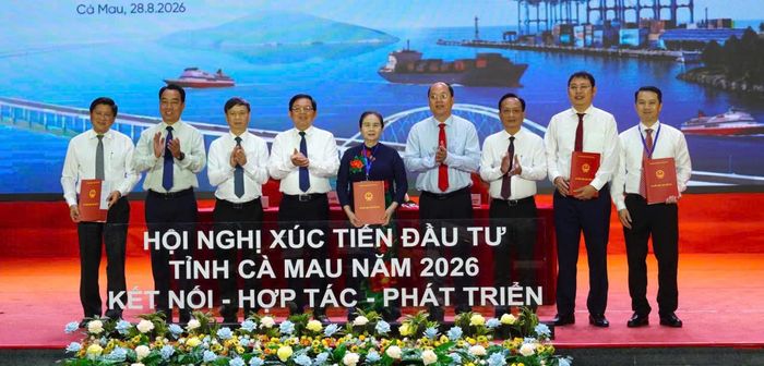 Phó Thủ tướng Hồ Quốc Dũng và Bí thư Tỉnh ủy Cà Mau Nguyễn Hồ Hải chứng kiến lãnh đạo tỉnh Cà Mau trao bảng ghi nhớ cho các nhà đầu tư