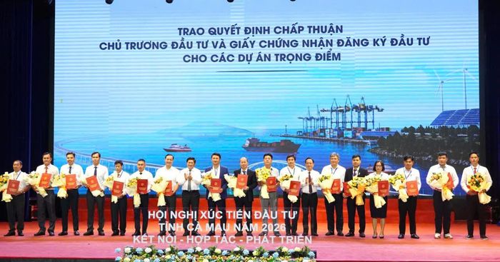 Lãnh đạo tỉnh Cà Mau trao quyết định và giấy chứng nhận đăng ký đầu tư cho các nhà đầu tư