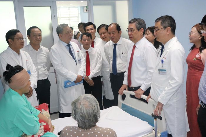  Phó Bí thư Thành ủy TPHCM Nguyễn Phước Lộc thăm hỏi, động viên người bệnh điều trị tại Bệnh viện Tai Mũi Họng TPHCM 