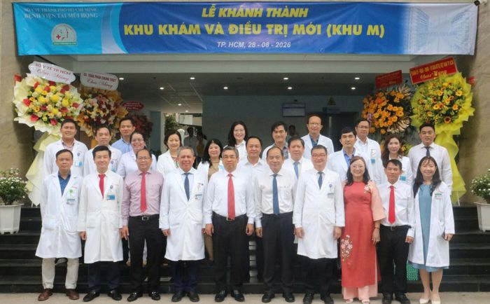  Phó Bí thư Thành ủy TPHCM Nguyễn Phước Lộc chụp hình lưu niệm với các bác sĩ Bệnh viện Tai Mũi Họng TPHCM 