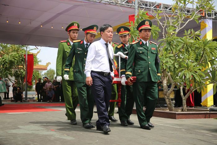  Đưa các anh về với đất mẹ 