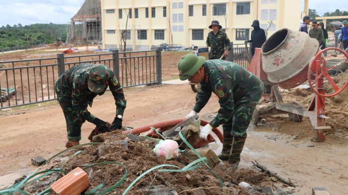 Thu dọn chất thải để di chuyển ra khỏi các dãy nhà. Ảnh: HỮU PHÚC