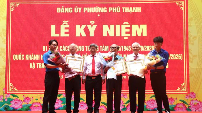  Bí thư Đảng ủy phường Phú Thạnh Võ Công Thành trao Huy hiệu Đảng đến các đảng viên 