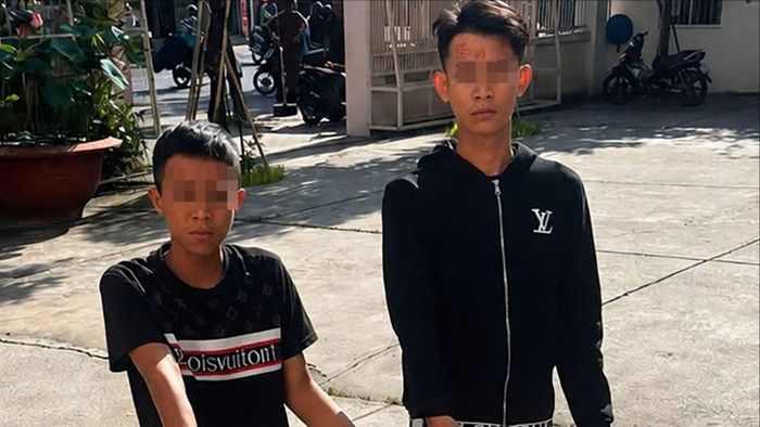 Kh. và Tr. tại cơ quan chức năng. Ảnh: CA