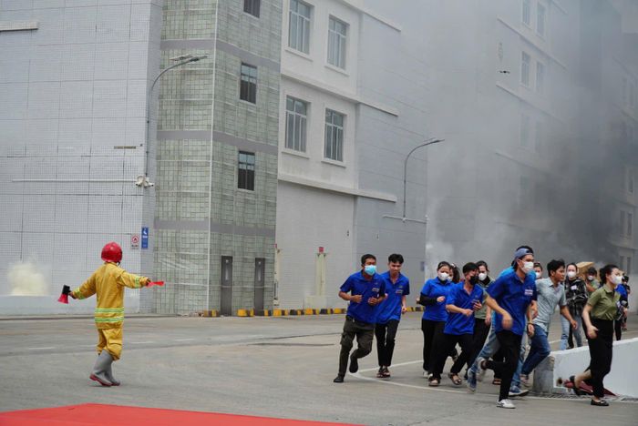  Tình huống giả định: Vụ cháy xảy ra tại khu vực nhà kho xưởng 04 và 05, nơi chứa vật liệu dễ cháy như bao bì nhựa, da simili, mút xốp, vải và gỗ công nghiệp. 