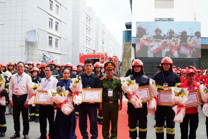  Kết thúc cuộc diễn tập, UBND TPHCM khen thưởng các tập thể, cá nhân có thành tích trong cuộc diễn tập 