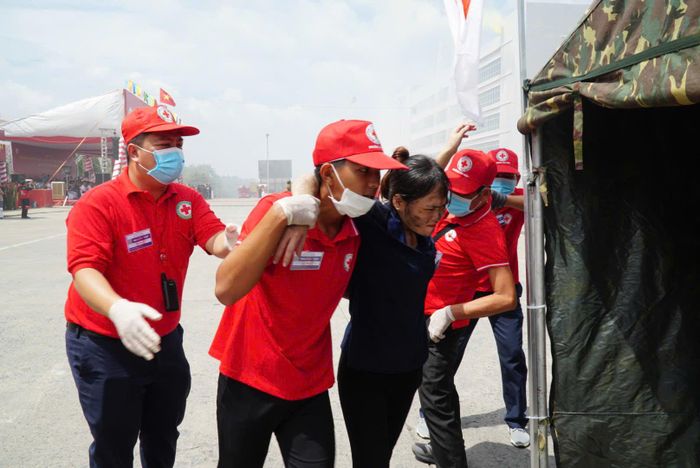  Lực lượng y tế và Hội Chữ thập đỏ tổ chức sơ cấp cứu, phân loại ban đầu 