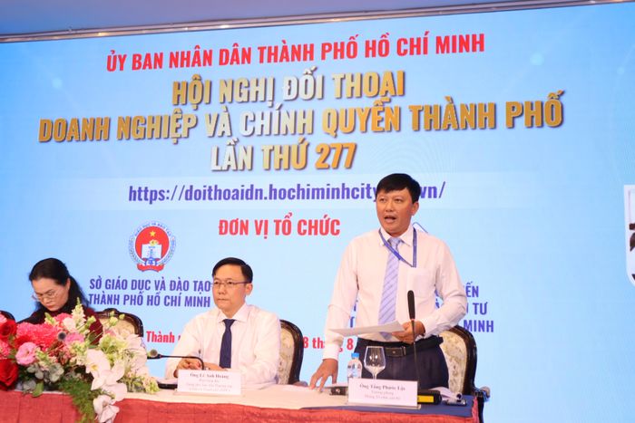  Trưởng Phòng Tổ chức cán bộ (Sở GD-ĐT TPHCM) Tống Phước Lộc giải đáp băn khoăn của các doanh nghiệp tại hội nghị đối thoại 