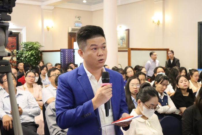  Ông Nguyễn Phong Thiên, Giám đốc Công ty TNHH Đầu tư và Phát triển giáo dục Happy English, chia sẻ khó khăn của các doanh nghiệp vừa và nhỏ 