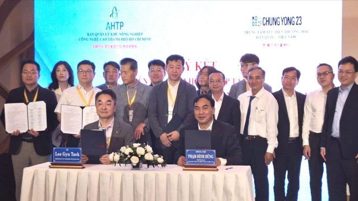  Ban Quản lý Khu nông nghiệp công nghệ cao TPHCM và các doanh nghiệp ươm tạo nông nghiệp công nghệ cao Hàn Quốc ký kết hợp tác chiến lược. Ảnh: ĐỨC TRUNG 