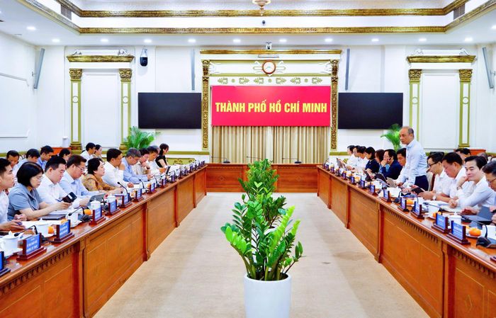  Đồng chí Nguyễn Phương Tuấn, Phó Chủ nhiệm Ủy ban KHCN-MT của Quốc hội tại buổi làm việc với UBND TPHCM. 