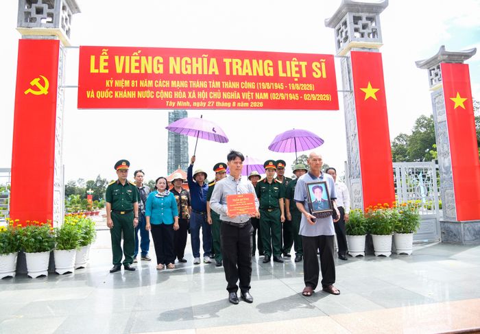  Sau khi cất bốc, hài cốt liệt sĩ Trần Quỳnh được đưa về Ga Sài Gòn (TPHCM) 