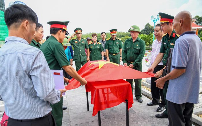  Nghi thức phủ Quốc kỳ lên hài cốt liệt sĩ Trần Quỳnh 