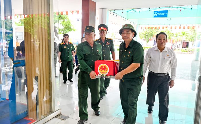 Hài cốt liệt sĩ Trần Quỳnh được di chuyển ra Ga Sài Gòn (TPHCM) 
