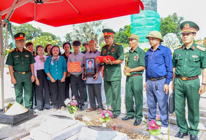  Nghi thức cất bốc, di dời hài cốt liệt sĩ được thực hiện thành kính, trang nghiêm 