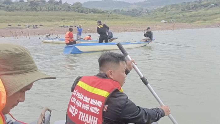  Các đội cứu hộ phối hợp lực lượng chức năng tìm kiếm nạn nhân mất tích 