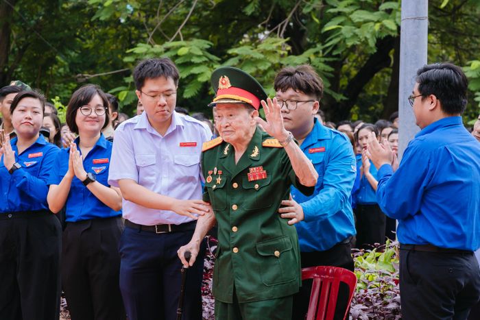  ﻿Đại tá, Anh hùng Lực lượng vũ trang nhân dân Nguyễn Văn Tàu tham dự chương trình﻿ 