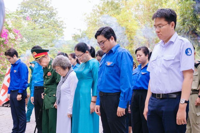  ﻿Các đại biểu dâng hương, tưởng niệm cố Tổng Bí thư Trần Phú và Liệt sĩ Lê Thị Riêng. 