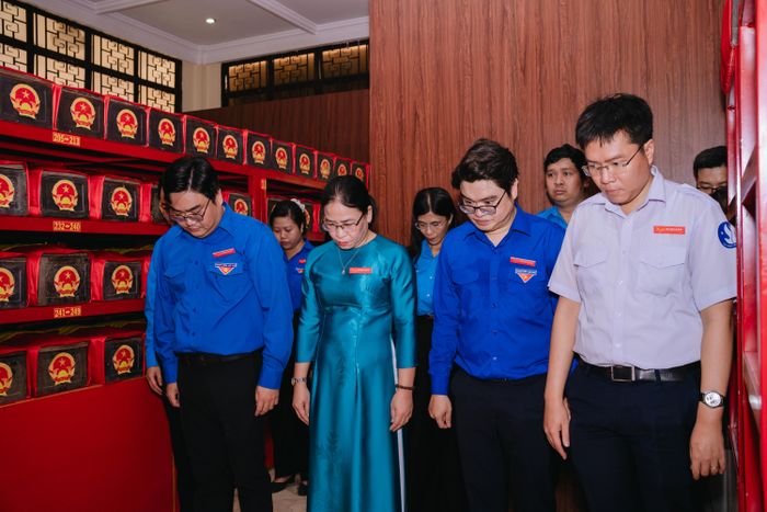  Các đại biểu tưởng niệm tại khu quàn hài cốt liệt sĩ Công viên Lê Thị Riêng 