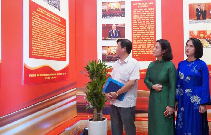  Các đại biểu tham quan triển lãm. Ảnh: THƯƠNG NGUYỄN 
