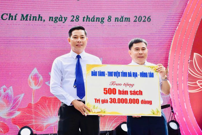  Bảo tàng - Thư viện bà Rịa - Vũng Tàu trao tặng 500 bản sách cho Trường THPT Võ Thị Sáu. 