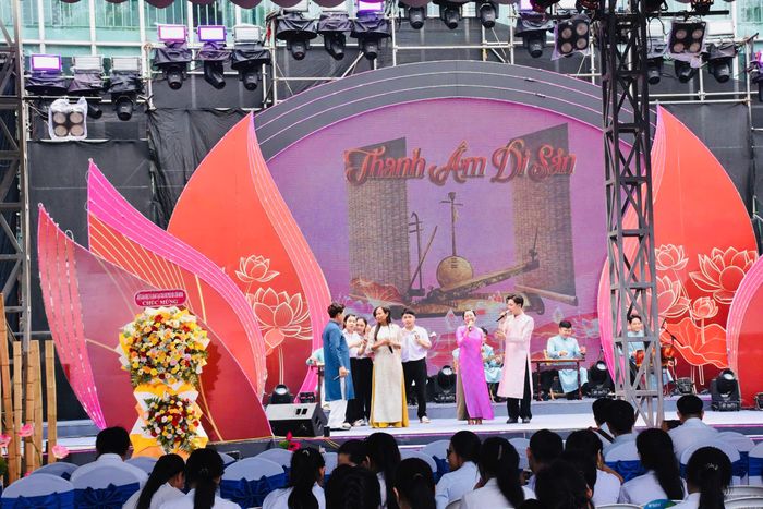  Thầy cô bước lên sân khấu trong không gian của thanh âm di sản. 