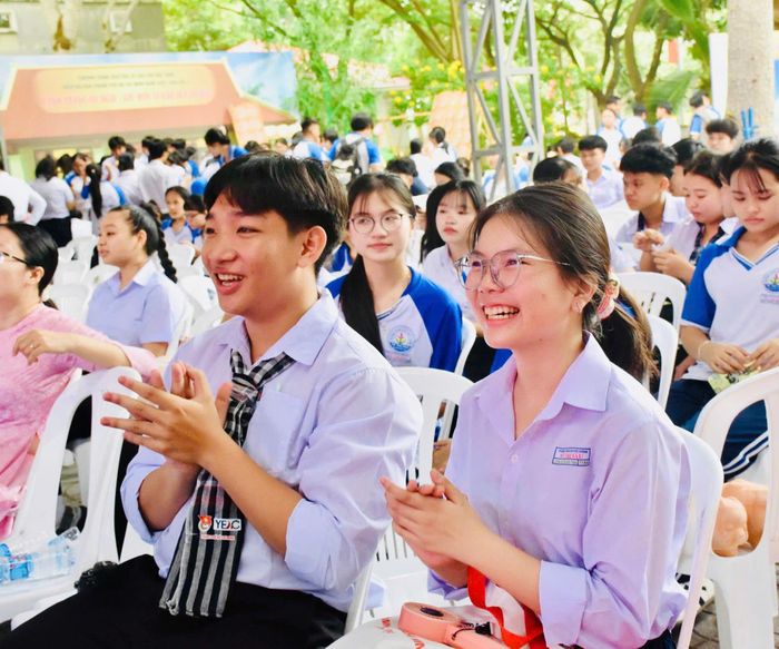  Hiền Trinh (bìa phải) cùng bạn bè hào hứng tham gia chương trình. 