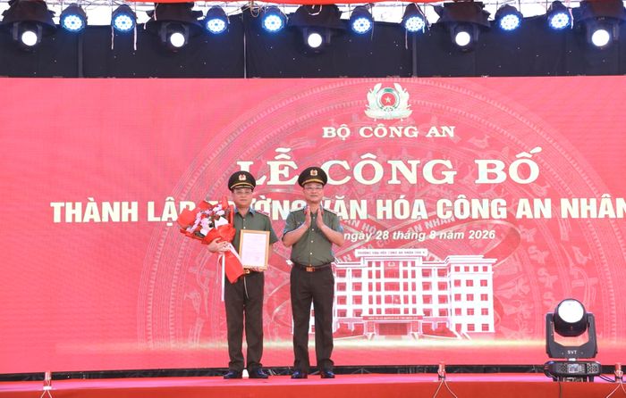  Thứ trưởng Bộ Công an Phạm Thế Tùng trao quyết định bổ sung Trường Văn hóa CAND VI vào tổ chức bộ máy của Công an tỉnh Nghệ An 